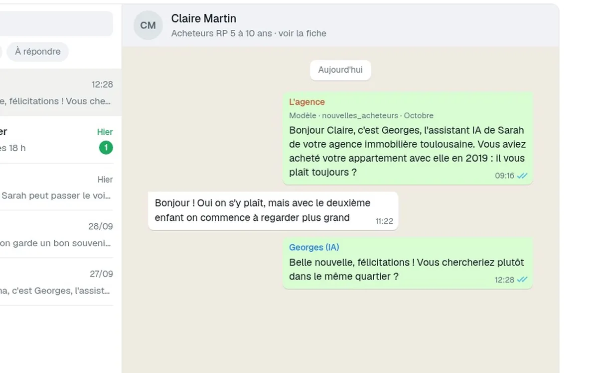 Une cliente répond sur WhatsApp au message de l'agence et l'assistant IA poursuit la conversation (données de démonstration)