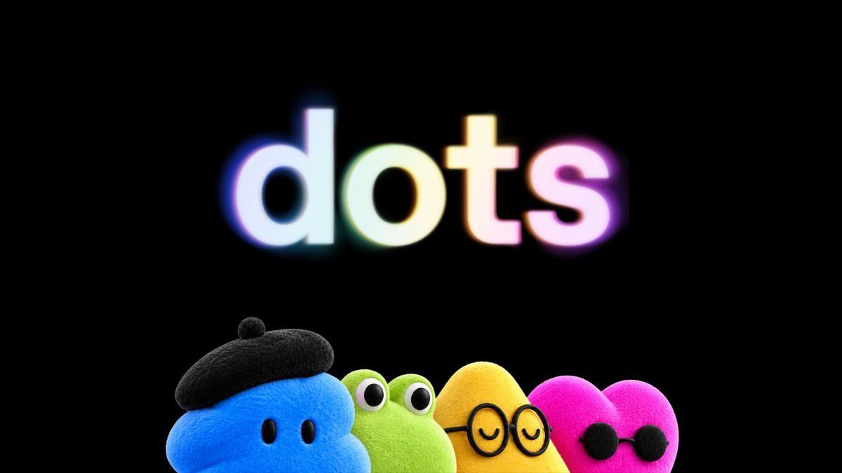 Les dots d'OpenAI : quatre mascottes en peluche, bleue, verte, jaune et rose, sous le mot « dots » en lettres lumineuses.